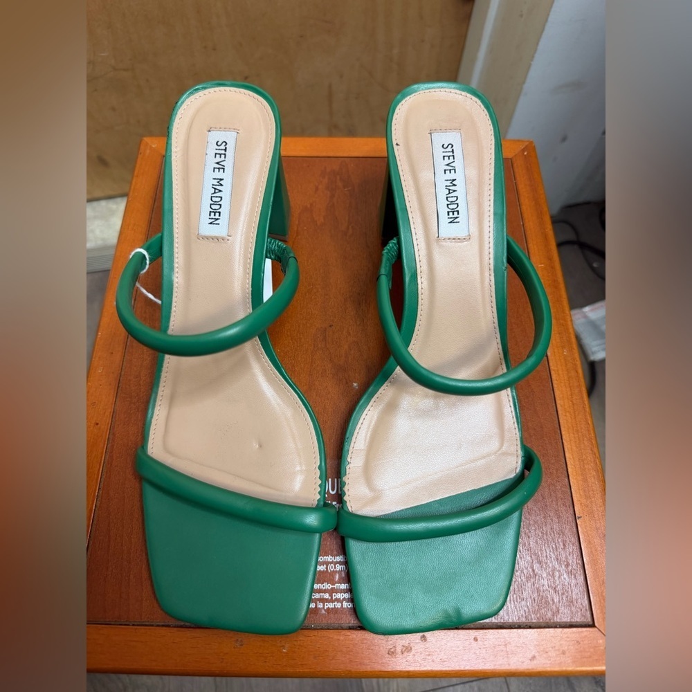 Steve Madden Women’s Emerald Green Double Strap Block Heel Sandal. Size: 9.5 US